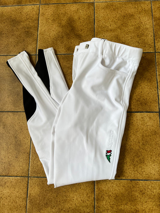 Une chemise de polo verte avec un col blanc et un col blanc | PSD Une chemise de polo verte avec un col blanc et un col blanc | PSD