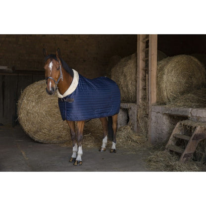 COUVERTURE D'ÉCURIE EQUITHÈME "TEDDY", DOUBLÉE MOUTON SYNTHÉTIQUE